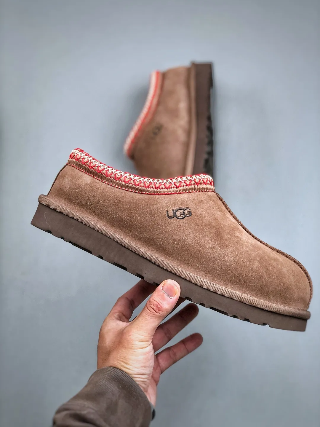 Local self-pickup💰540 supports store placement. The top version on the market. UGG Tazz. Ethnic thin-soled men's and women's models. Xiaohongshu's hot model. Produced by a major foreign trade factory in Guangzhou. Real sheep fur from toe to insole. Independent outer box packaging. Chip. Waterproof process. Different from any version on the market. 5cm thick sole, independently developed original outsole, cashmere insole, keeping warm in winter, suitable for home use. In the new year, uug launched a style series, which is partially geared towards the preferences of young consumers. It has also moved to the forefront of fashion trends. Shoe body material, water-repellent coated suede upper, 17 mm UGGPURE™ implanted wool insole, lightweight non-slip and comfortable rubber outsole, with brand LOGO and trademark, with full package Size: 35 36 37 38 39 40 41 42 43 44 45